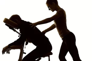 Séance de massage assis sur chaise ergonomique