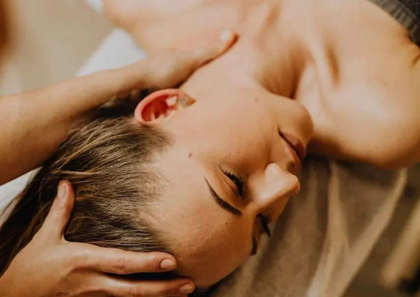 visage d'une femme recevant un massage de la nuque